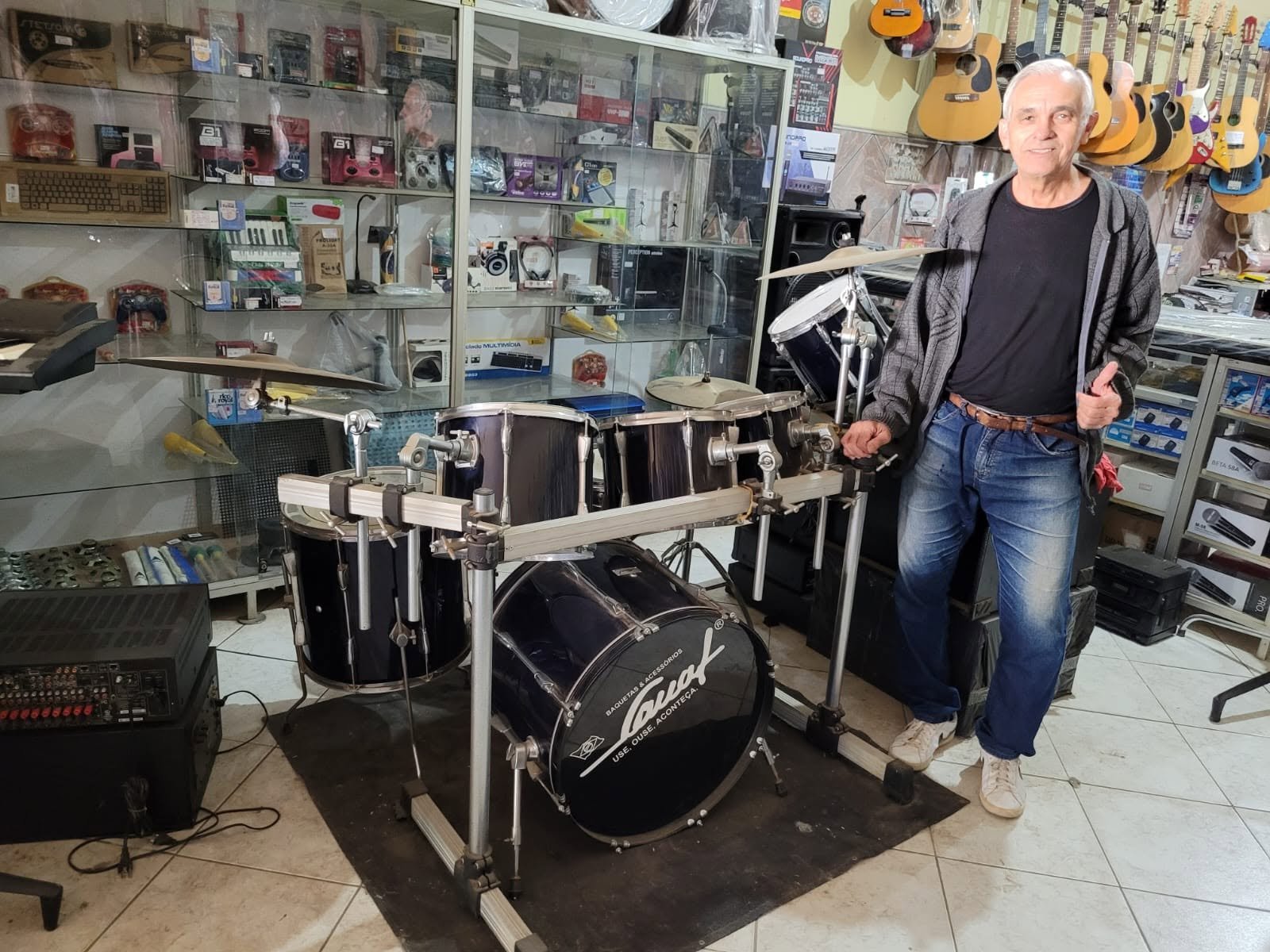 Interior do Demasom com instrumentos e equipamentos