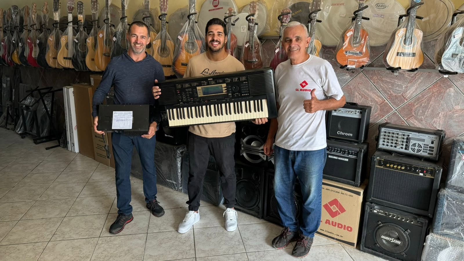 Atendimento real no Demasom com teclado e equipamento de áudio após manutenção