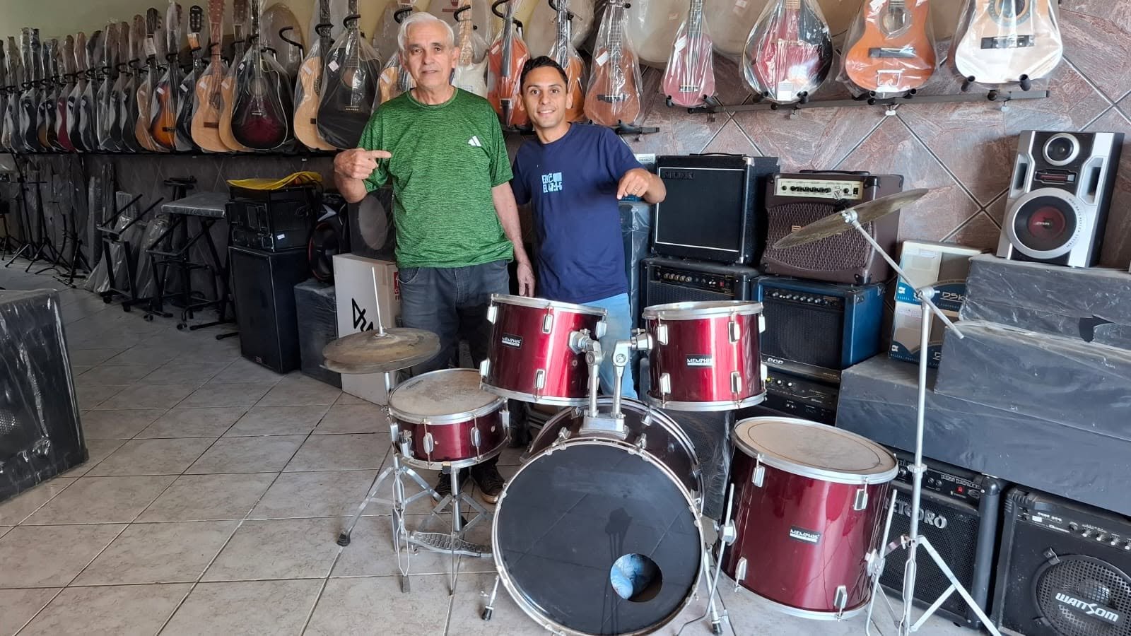 Cliente com bateria e Adhemar Alves dentro do Demasom